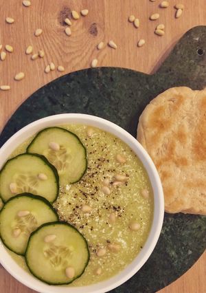 Une photo de Gaspacho concombre chèvre avocat