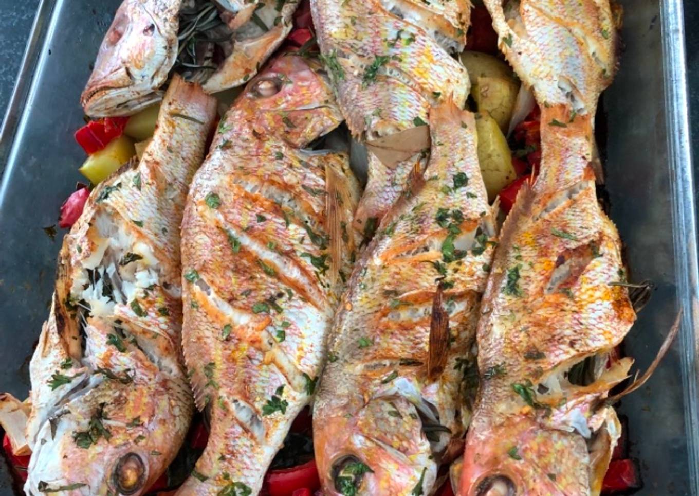 Pescado Horneado al Romero en Cama de Vegetales