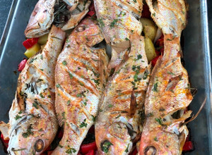 Una foto de Pescado Horneado al Romero en Cama de Vegetales