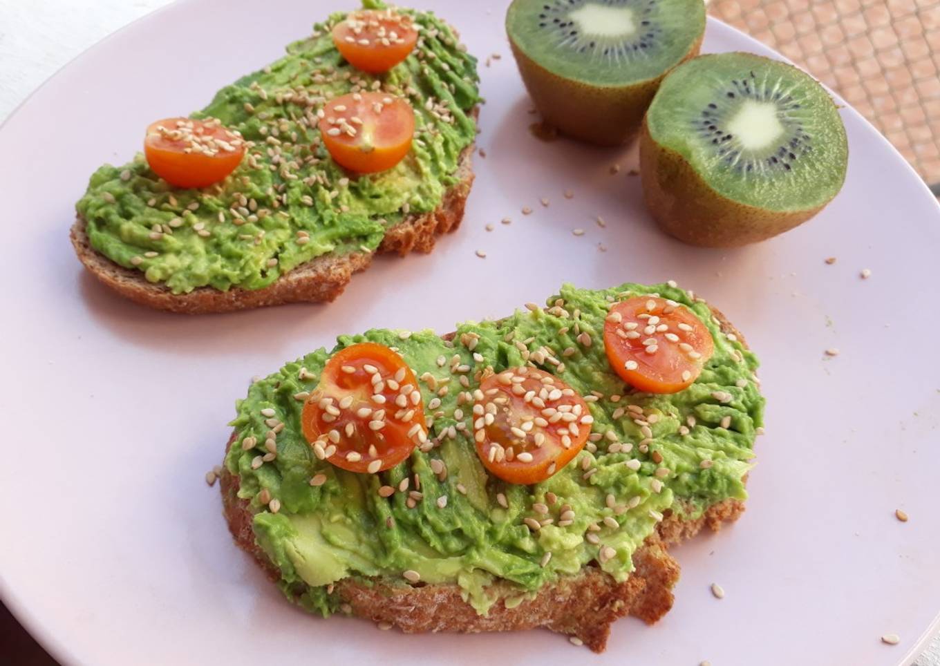 Tostadas con aguacate, tomates cherry y sésamo