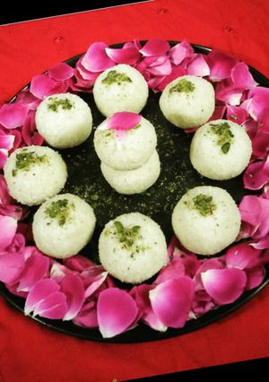 A picture of Paneer Coconut laddu.
