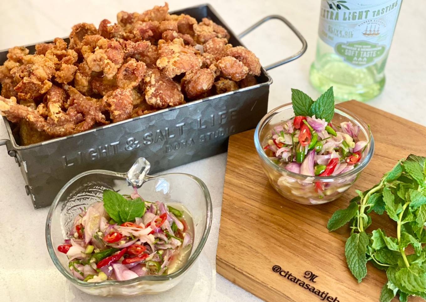 Kulit ayam goreng sambal matah