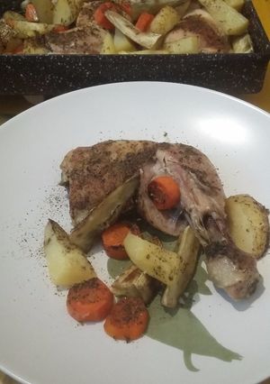 Una foto de Pollo al horno con papas, batatas y zanahorias