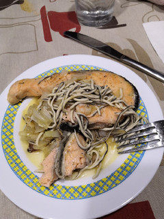 Una foto de Salmón con gulas y gambas