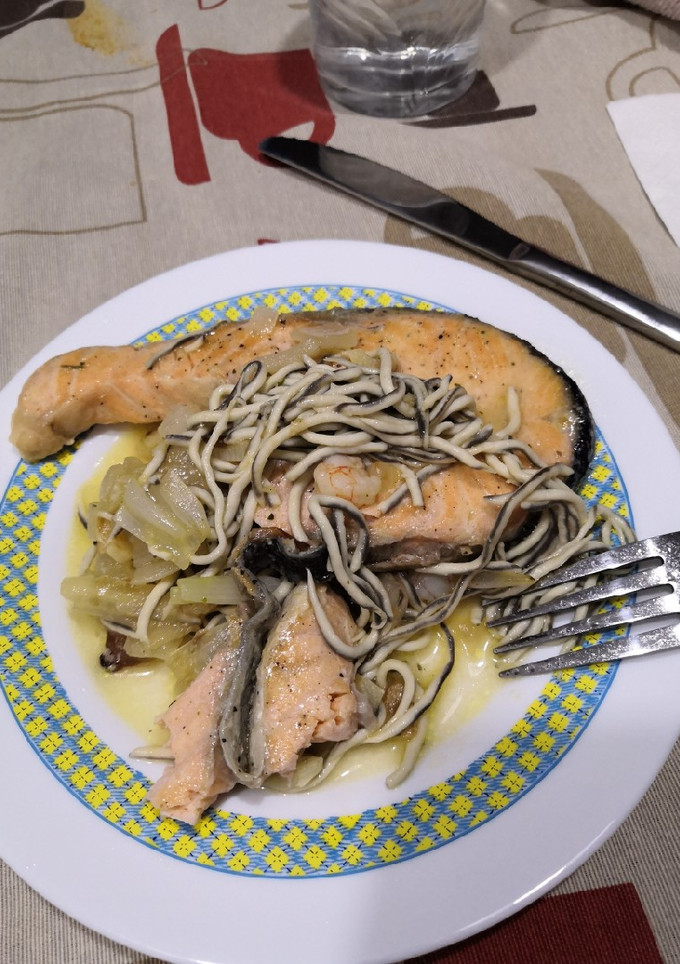 Una foto de Salmón con gulas y gambas