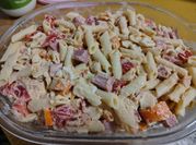 Una foto de ensalada macarrones