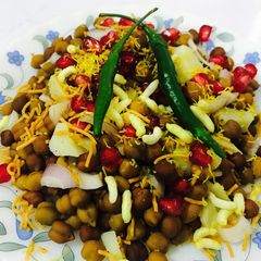 A picture of Boiled chana mix with fruits and bhel.