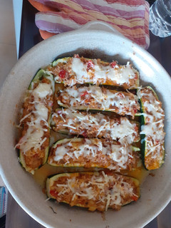 Una foto de Calabacín relleno de atún al horno