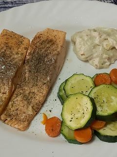 Una foto de Salmón con parmentier en lékué