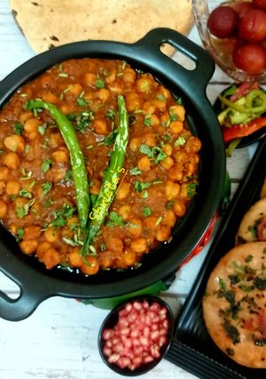 દાડમ દાણા મસાલા છોલે જૈન (Pomegranate Masala Chickpeas Jain Recipe In Gujarati) રેસીપી મુખ્ય ફોટો
