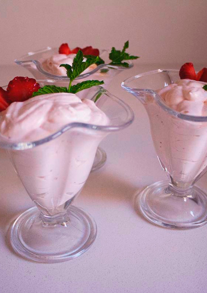 Una foto de Mousse de fresas sin azúcar