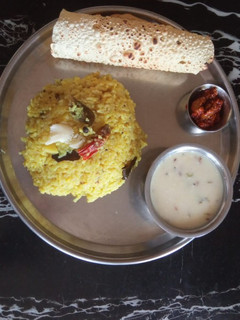વઘારેલી ખીચડી (Vaghareli Khichdi Recipe In Gujarati) રેસીપી મુખ્ય ફોટો
