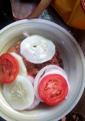 A picture of Peppered meat with vegetables.