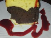 Una foto de chocoflan con queso crema