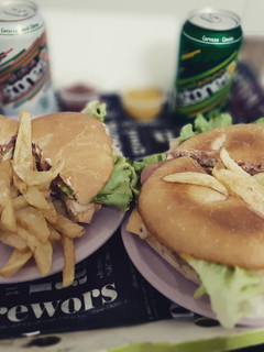 Una foto de Don Sándwich de ave a mi estilo con papitas fritas