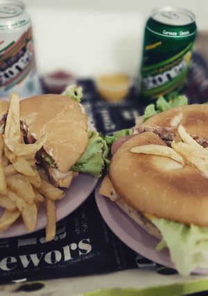Una foto de Don Sándwich de ave a mi estilo con papitas fritas