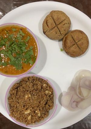 દાલ બાટી ચુરમુ (Dal Bati Churmu Recipe In Gujarati) રેસીપી મુખ્ય ફોટો