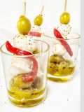Aperitivo de mozzarella, aceitunas y pimiento de piquillo