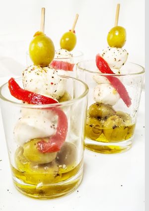 Una foto de Aperitivo de mozzarella, aceitunas y pimiento de piquillo