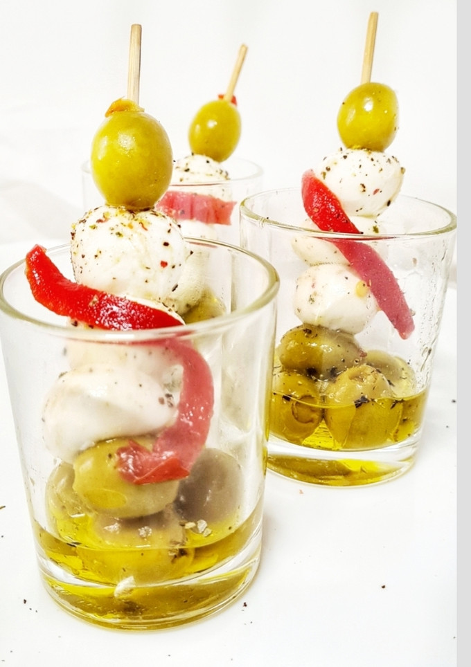 Una foto de Aperitivo de mozzarella, aceitunas y pimiento de piquillo