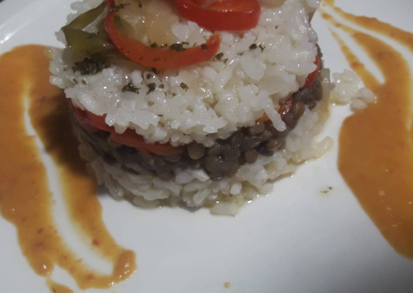 Timbal de arroz, lentejas y piperrada