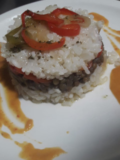 Una foto de Timbal de arroz, lentejas y piperrada