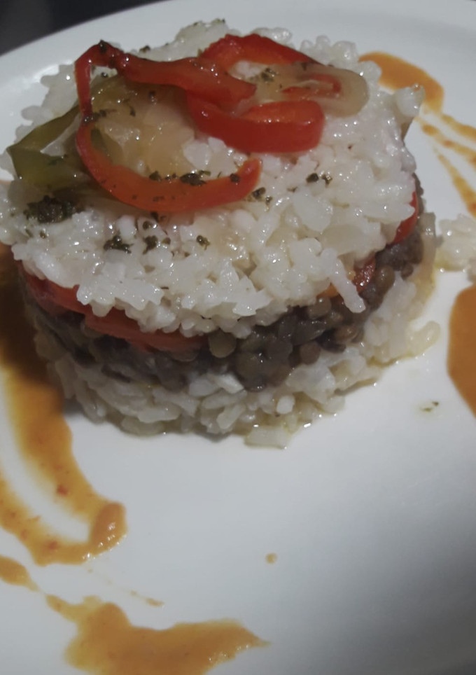 Una foto de Timbal de arroz, lentejas y piperrada