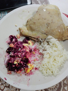 Una foto de Cuarto trasero de pollo con arroz y salsa agridulce de frambuesa