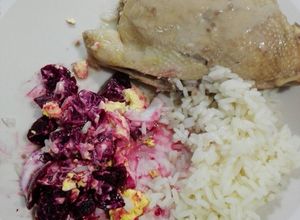 Una foto de Cuarto trasero de pollo con arroz y salsa agridulce de frambuesa