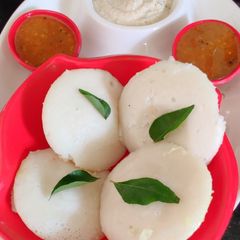 Idli sambhar with chutney A picture of Idli sambhar with chutney.