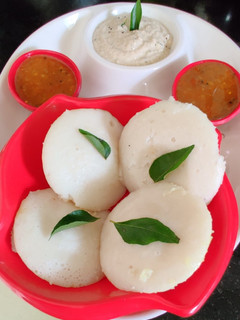 A picture of Idli sambhar with chutney.