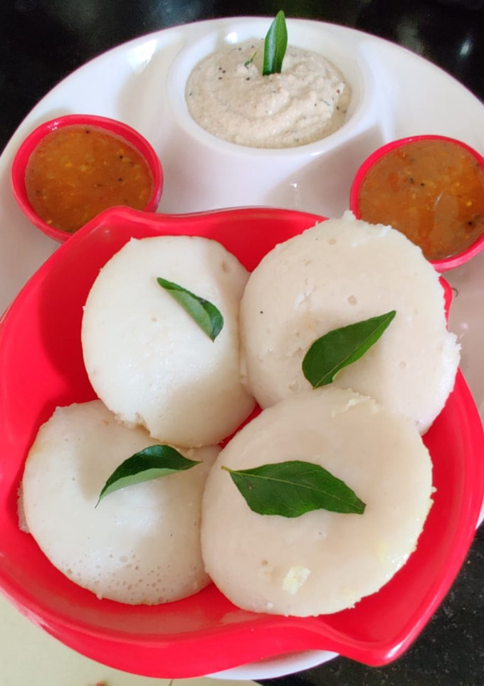 A picture of Idli sambhar with chutney.