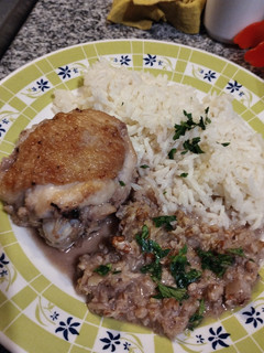 Una foto de Pollo con salsa de frutos secos y limón