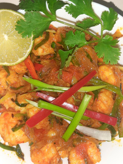 A picture of Prawns with green onions spring onions.