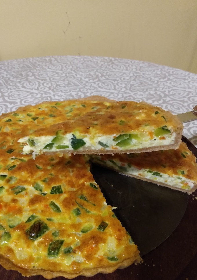 Una foto de Tarta de zapallitos y crema con masa de harina integral