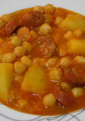 Una foto de Guiso de garbanzos con chorizo