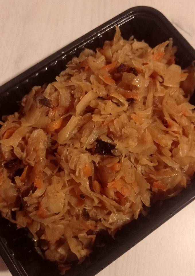 Тушкована капуста з медом, цикорієм і чорносливом 😋