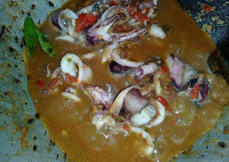 Bagaimana Menyiapkan Cumi Kuah Pedas, Bikin Ngiler