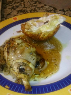 Una foto de Pollo con pasas y nido🐣 de patatas