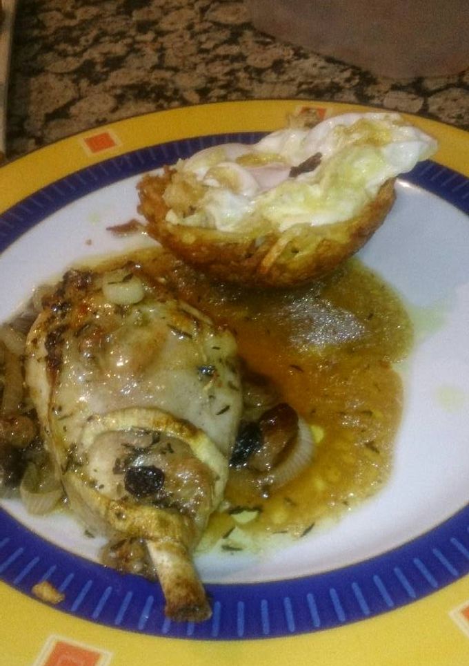 Una foto de Pollo con pasas y nido🐣 de patatas