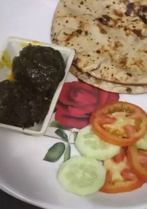 A picture of Bharwa baingan with roti.