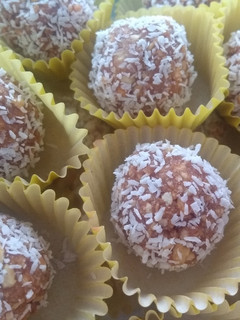 Una foto de Trufas de vainilla, dulce de leche y coco