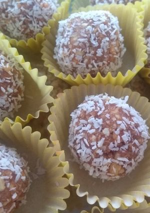 Una foto de Trufas de vainilla, dulce de leche y coco