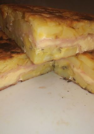 Una foto de Tortilla de papa rellena jamón y queso