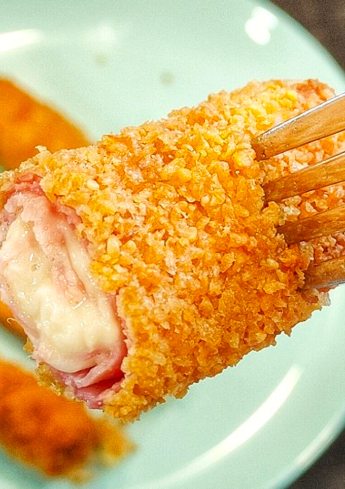Una foto de Rollitos de jamón de york y queso en freidora de aire