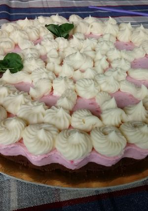 Una foto de Cheesecake de frutilla y chocolate