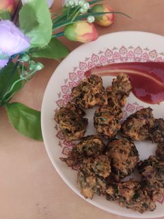 મેથી ના મુઠીયા (Methi na muthiya recipe in gujarati) રેસીપી મુખ્ય ફોટો