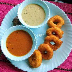 A picture of Medu Wada with Sambhar and Coconut Chutney.