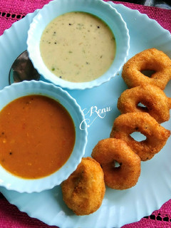 A picture of Medu Wada with Sambhar and Coconut Chutney.