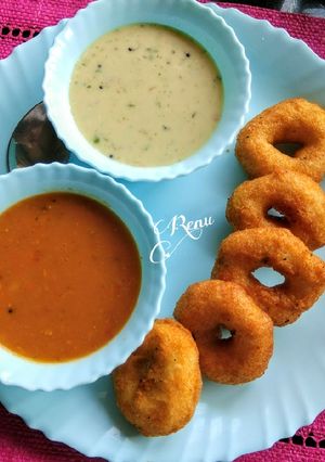 A picture of Medu Wada with Sambhar and Coconut Chutney.